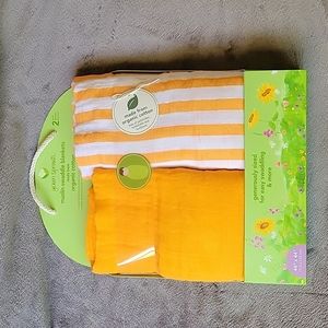 Brand new Green Sprouts muslin swaddle blankets set.